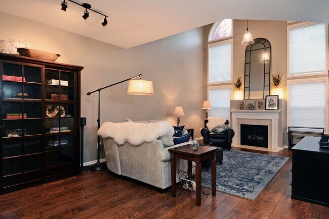 Building Photo - Available July 1st! Gorgeous Townhouse for...