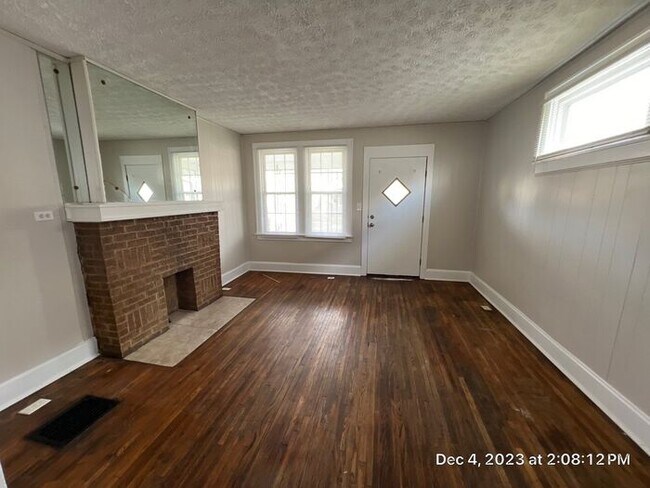 Building Photo - Hilltop 2 Bedroom Half Double