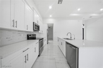 Building Photo - 1124 NE 35th Ln