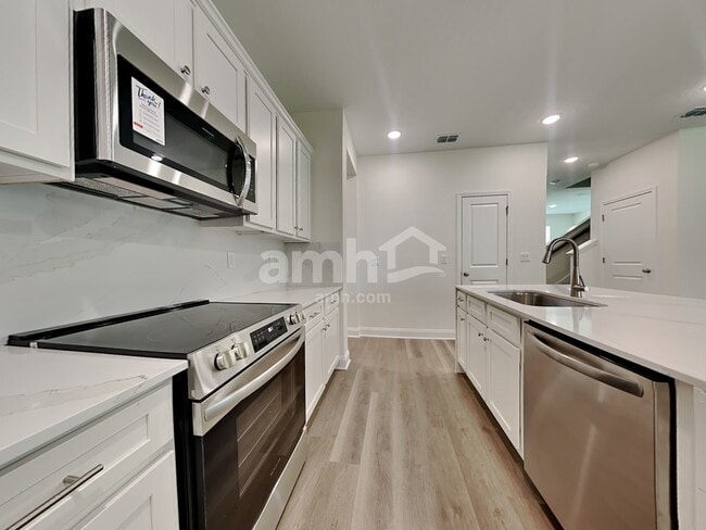 Building Photo - 11650 Hillside Dr