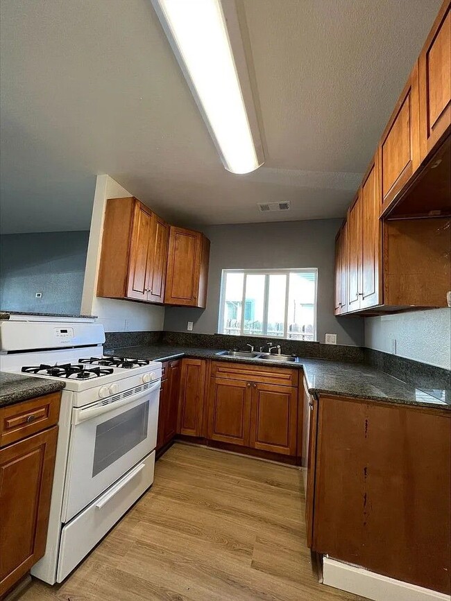 Building Photo - 3 Bedroom 1/2 Bath in Oak Park