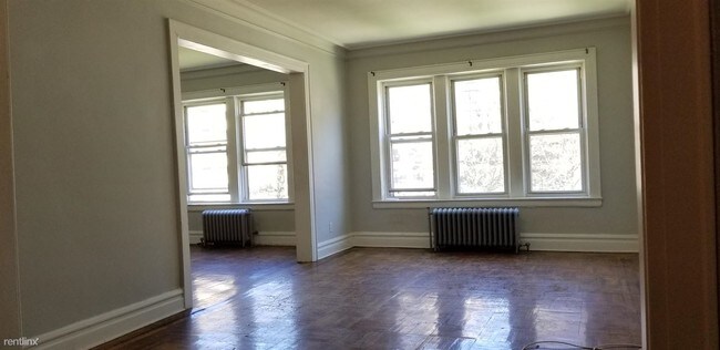 Building Photo - 3 br, 1 bath  - 61 S Munn Ave Apt 202