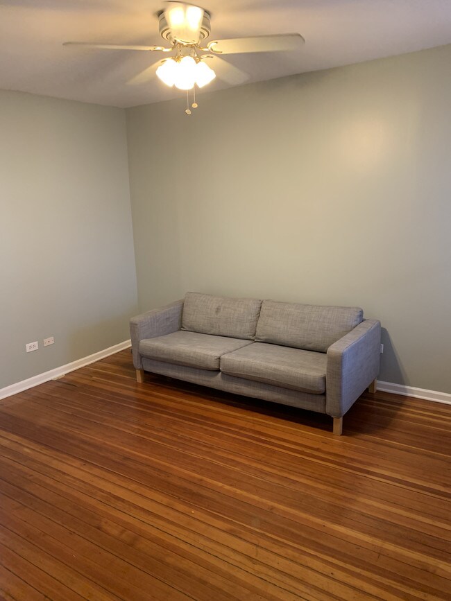 Living Room - 2240 W Palmer St