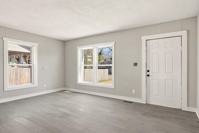 Foto del edificio - 5225 Central Ave