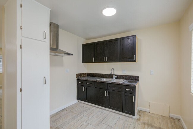 Foto del edificio - Vanowen Street Residences