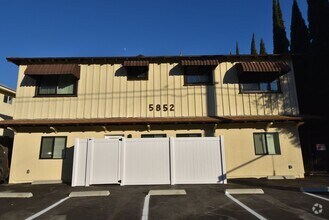 Building Photo - 5852 Hazeltine Ave