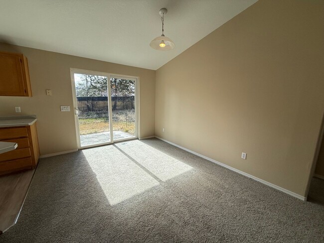 Foto del edificio - 3 Bed/2 Bath Single Level Home with Fenced Backyard