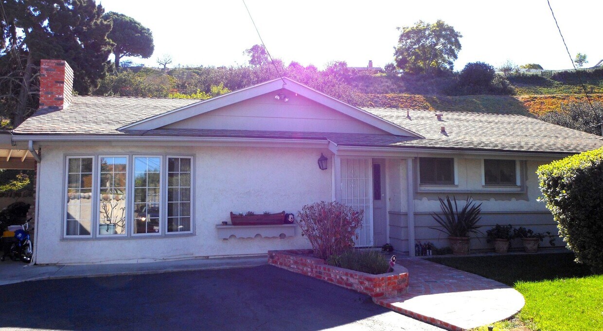 Primary Photo - FOR RENT: Charming Single Level House, Pri...