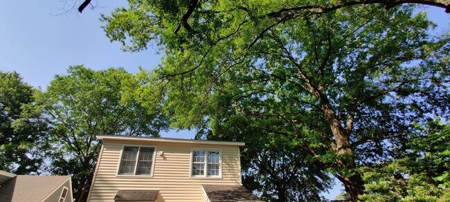 Foto del edificio - 3 bedroom home with covered porch and rear...