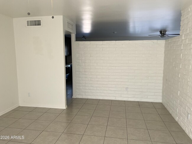 Building Photo - 1622 E Del Rio Dr