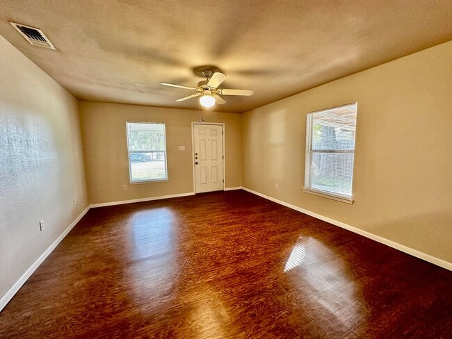 Building Photo - 2/1 Home in Kerrville