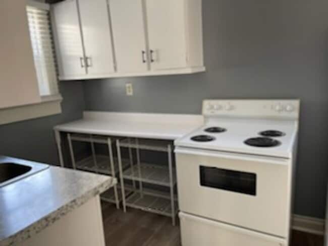 Building Photo - Great Access to Surrounding Towns!!