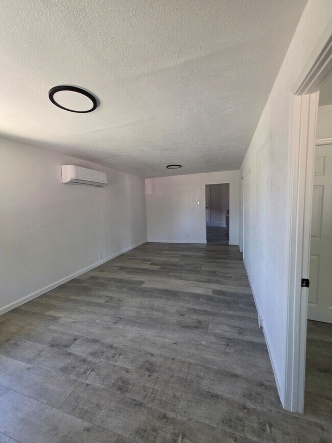 Building Photo - 1178 E Park Way