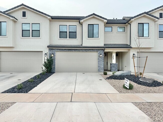 Building Photo - 4 bedroom, 2.5 bathrooms Home!