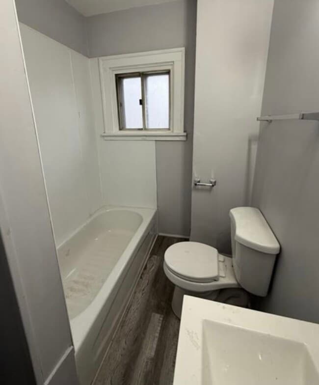 Building Photo - 3bd Single Section 8