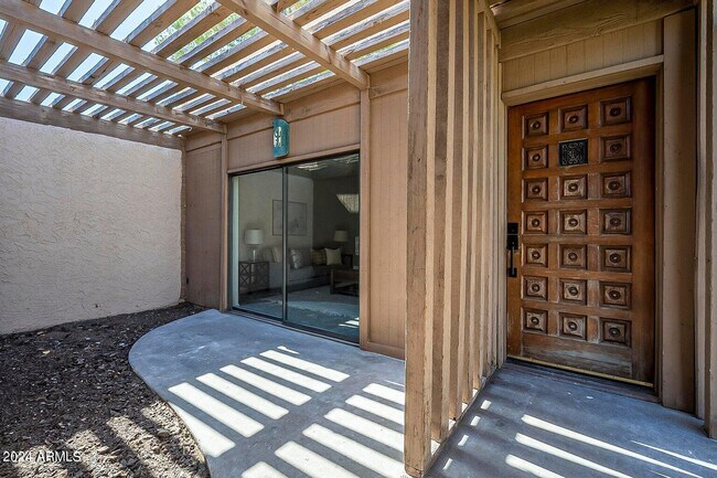 Building Photo - 617 W 10th St