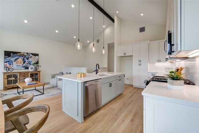 Foto del edificio - 6121 Pacific Frst Dr