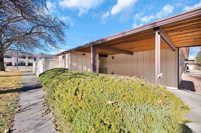 Building Photo - Spacious 2 Bed, 1.5 Bath Townhome Near CMU