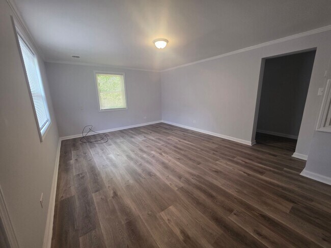 Building Photo - 212 Oak St