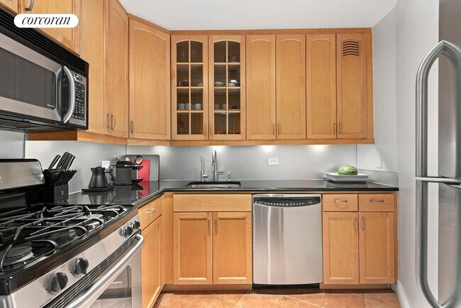 Building Photo - 30 W 63rd St