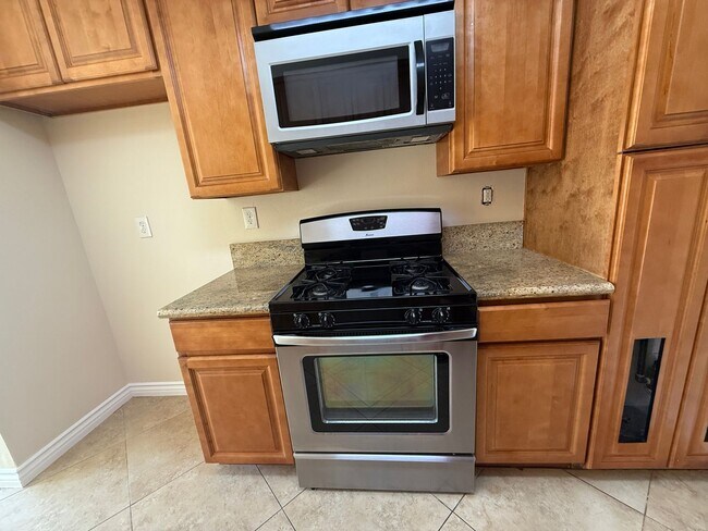 Foto del edificio - 3 Bedroom Condo for Lease with a 1 Car Garage