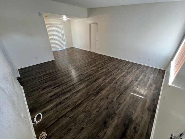 Building Photo - 3 bed 2 bath house New flooring, new kitch...