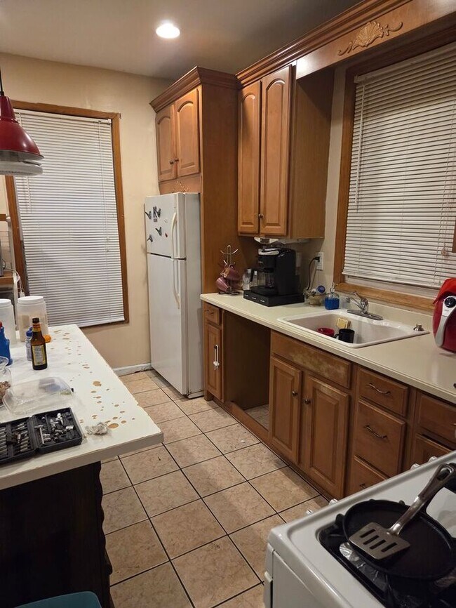 Foto del edificio - 5BR/1.5BA Row Home with Backyard and Laund...