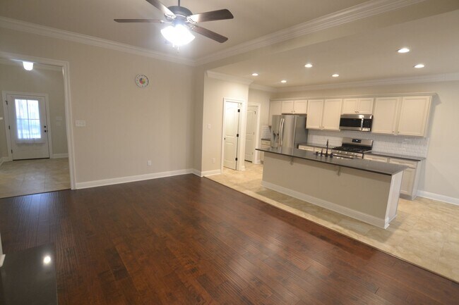 Building Photo - Location!  Location!  3 bedroom, 2 bath ho...