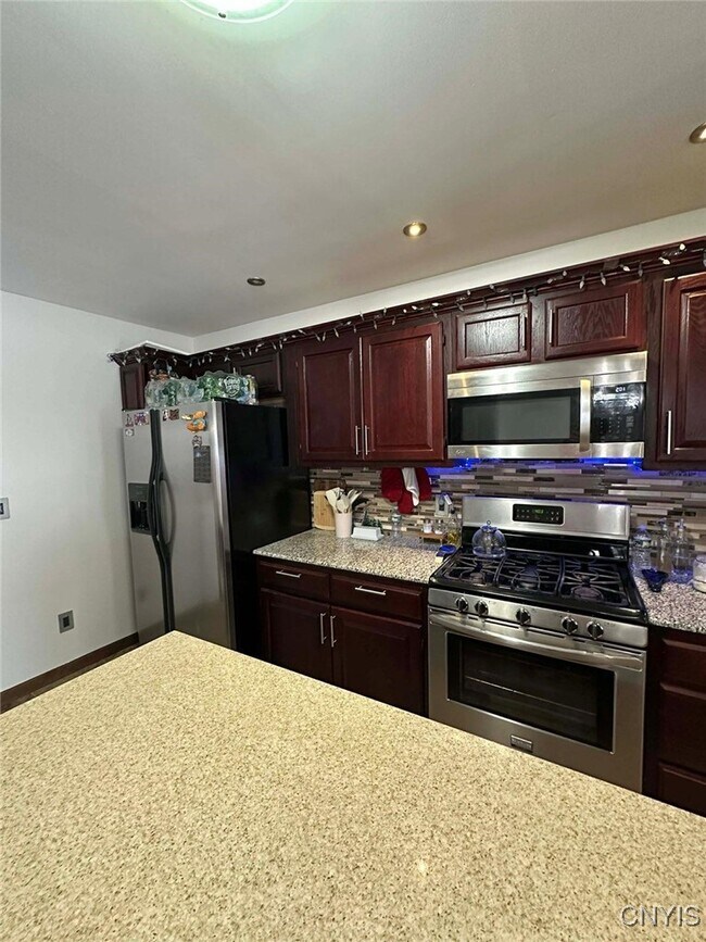 Foto del edificio - 80 Denton Ave