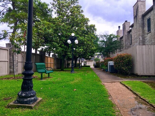 Foto del edificio - 2804 Holly Hall St