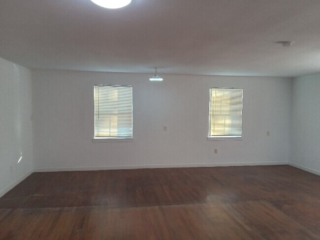 Foto del edificio - 207 E Grand Ave