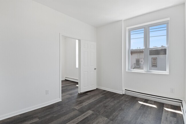 Foto del edificio - 310 Paterson Plank Rd