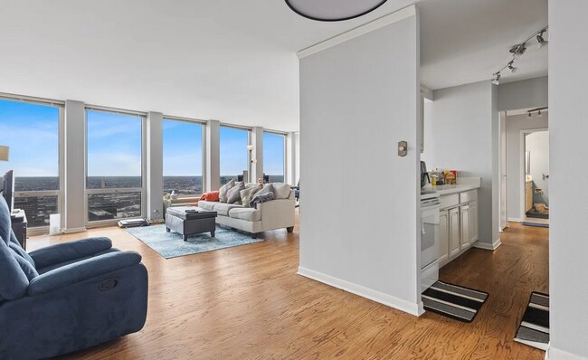 Building Photo - 111 E Chestnut St