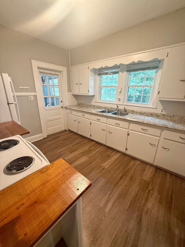 Building Photo - 3 bedroom, 1 bath house in Burlington