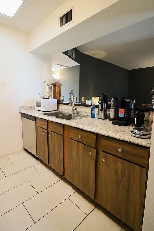 Building Photo - Welcome to this stunning  Unfurnished 2-bedroom, 2-bathroom home centrally Located!