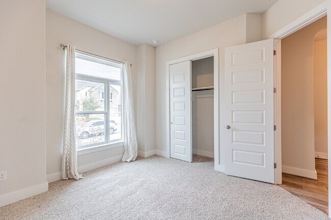 Building Photo - 920 Foxbrook Way