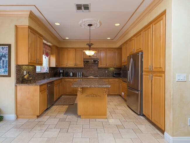 Building Photo - Upscale 4 Bedroom + Den, 3 bath at Thomas ...
