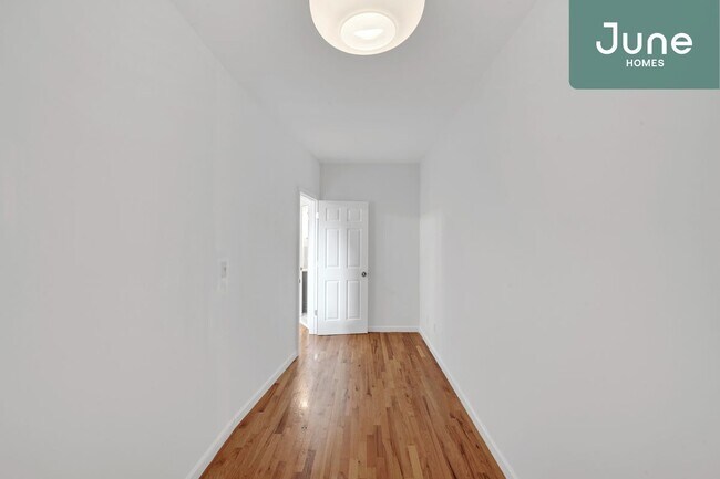 Building Photo - Queen room in 2-bed/1.0-bath Home