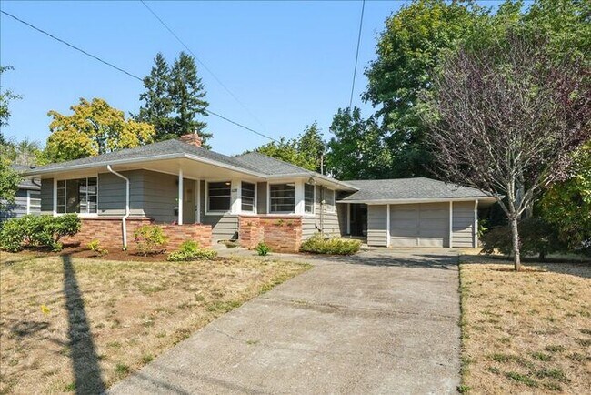 Building Photo - Spacious, Newly Renovated 5-Bedroom Home N...
