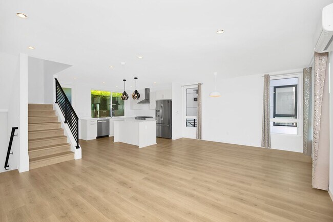 Foto del edificio - Contemporary 3 Bedroom 3 Bath with Attached Garage in Beacon Hill