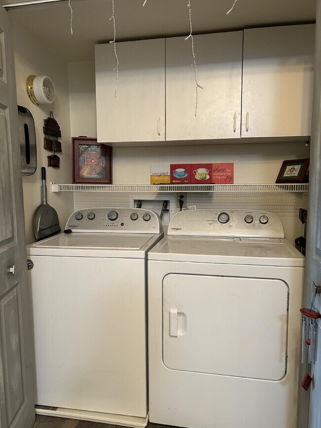 Building Photo - Cozy 2 Bed, 1 Bath Apartment with Fireplac...