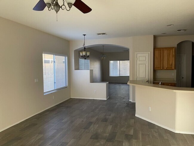 Building Photo - 4 bedroom 2 bath in Goodyear