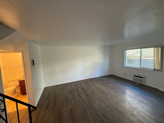 Foto del edificio - Spacious 2 Bedroom, 1.5 Bath Two-Story Tow...