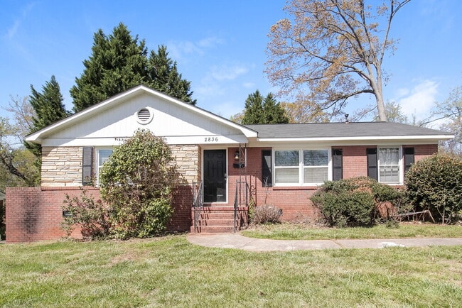 Building Photo - 2836 Parkmont Dr