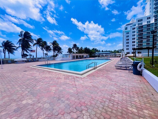 Foto del edificio - 5005 Collins Ave