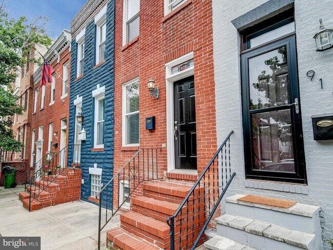 Photo - 915 Baylis St House