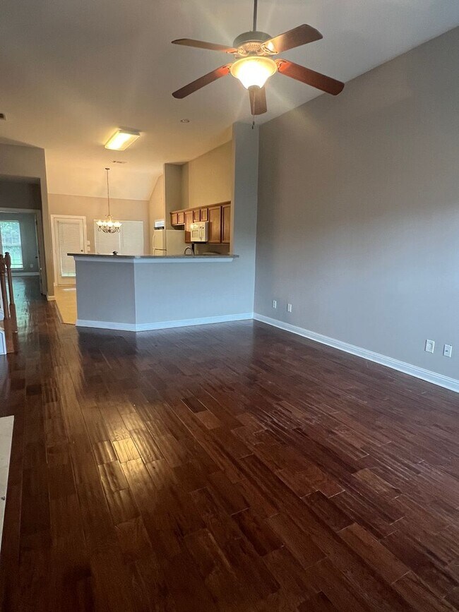 Foto del edificio - Spacious 3BR Home with Bonus Room in Prime...