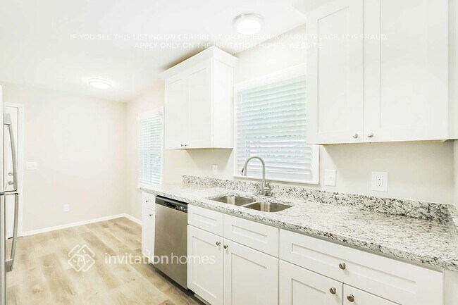 Foto del edificio - 808 Parkstone Dr