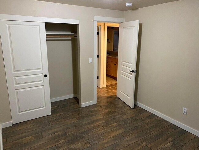 Building Photo - 2443 Park View Dr
