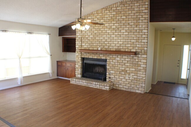 Foto del edificio - Gorgeous garden style home in San Antonio. Realtor Commission: $300